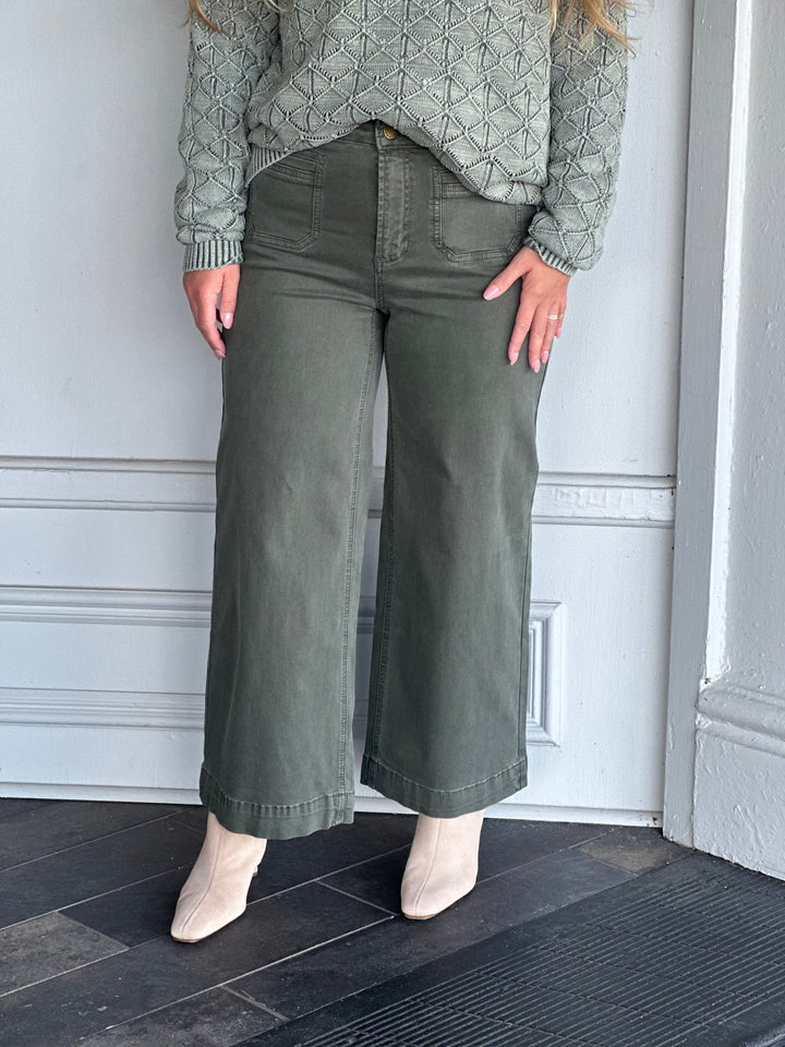 Charlie B Cropped Flare Twill Pants in Spruce