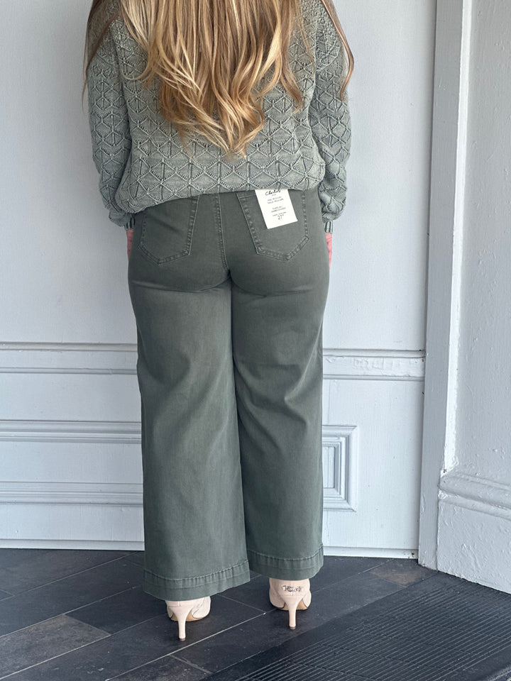 Charlie B Cropped Flare Twill Pants in Spruce